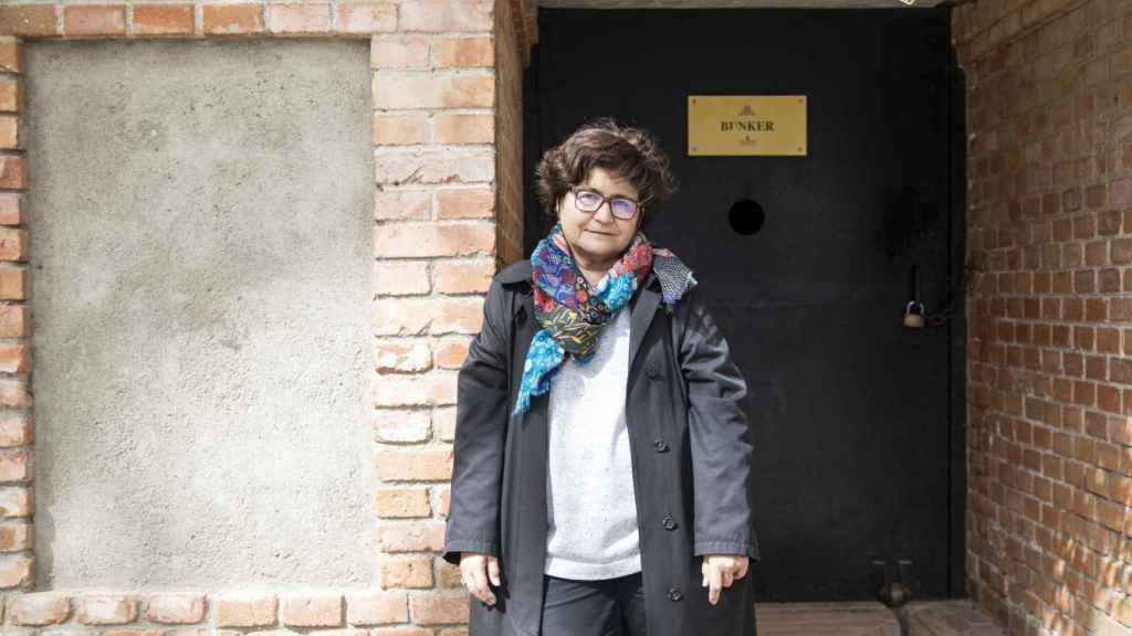 Isabel González, jefa de unidad de Parques Históricos de Madrid, a la entrada del búnker.