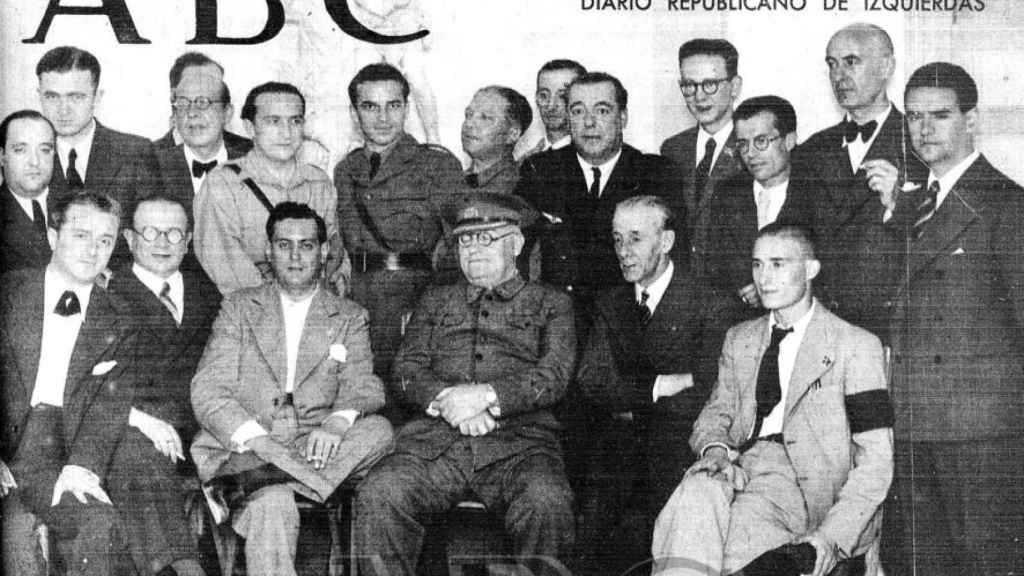 Portada del 'ABC' el 8 de junio de 1937, en la que aparece Miaja con un grupo de personas en el Palacio de Osuna.