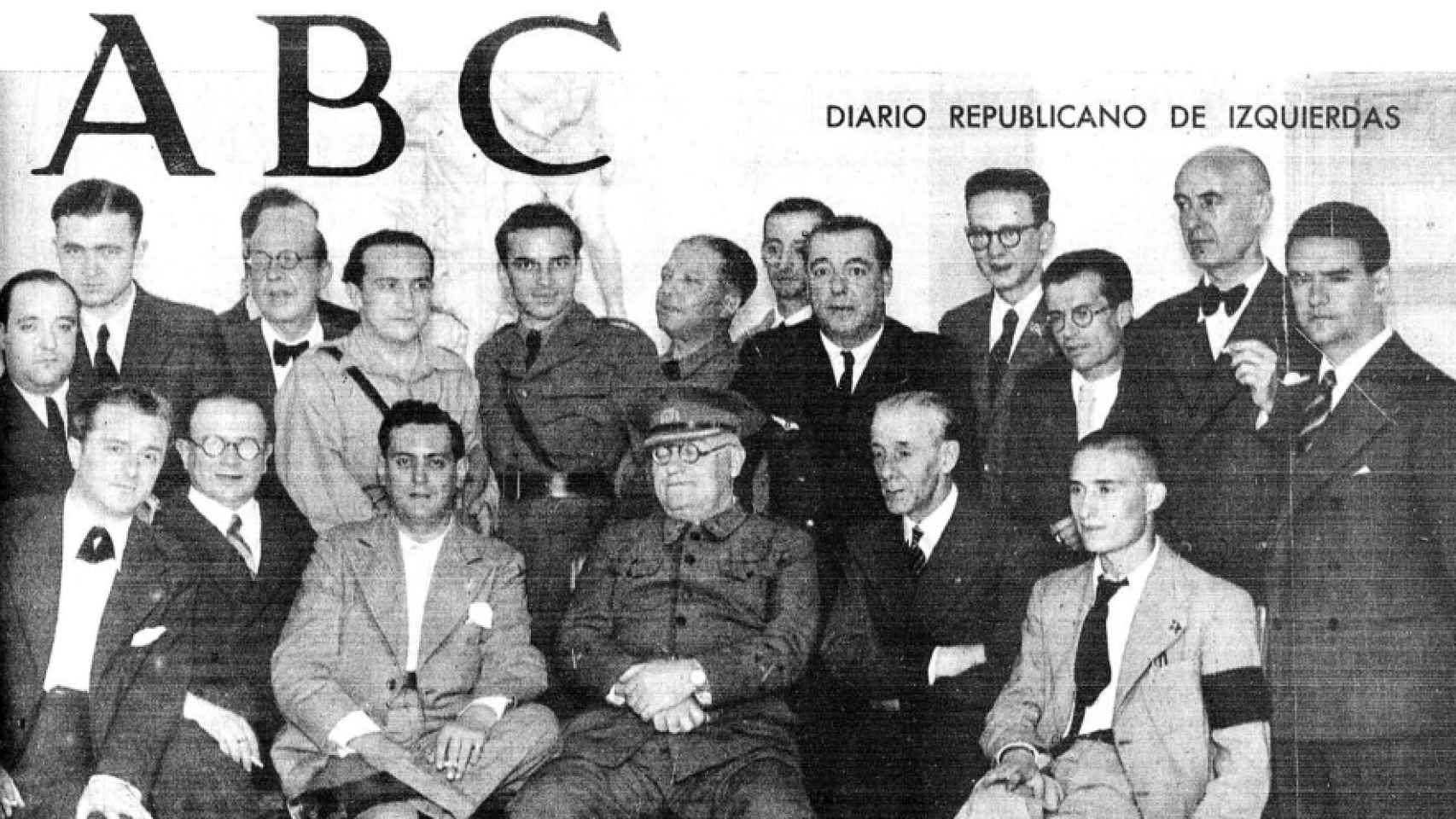 Portada del 'ABC' el 8 de junio de 1937, en la que aparece Miaja con un grupo de personas en el Palacio de Osuna.