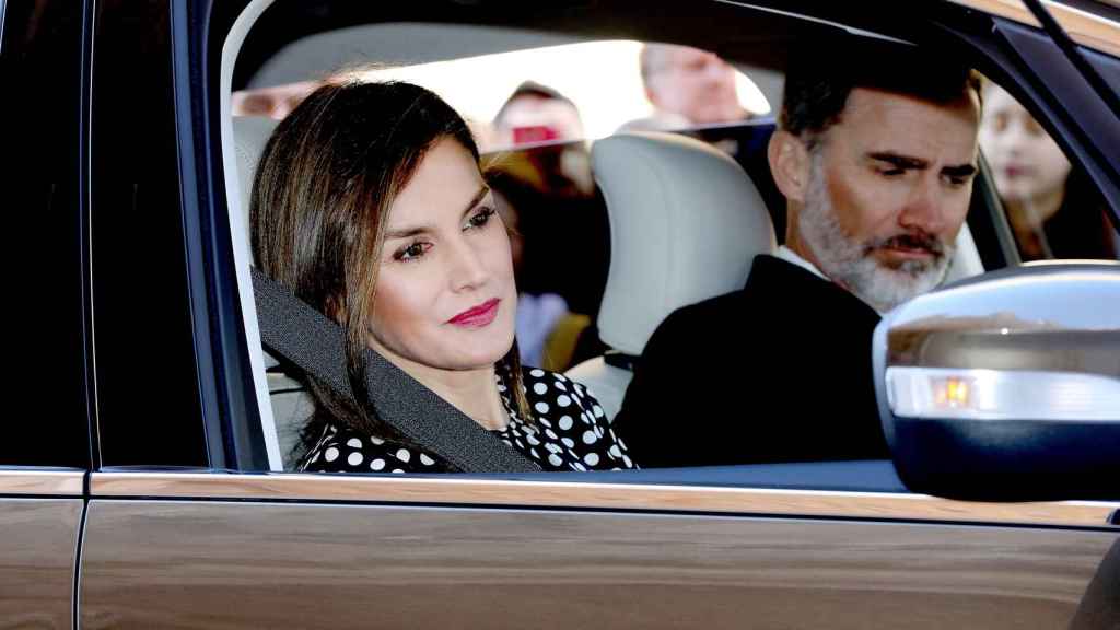 Felipe y Letizia, con semblante serio, tras el desencuentro de las reinas a las puertas de la catedral de Palma.