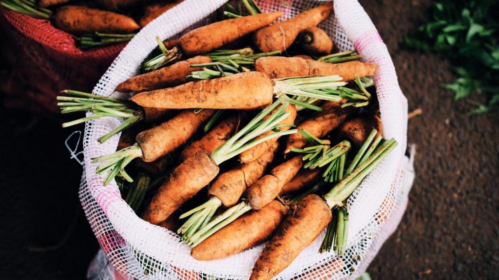 Los beta-carotenos dan ese color tan característico a la zanahoria y contribuyen a mejorar el aspecto de la piel (que no a broncearla).