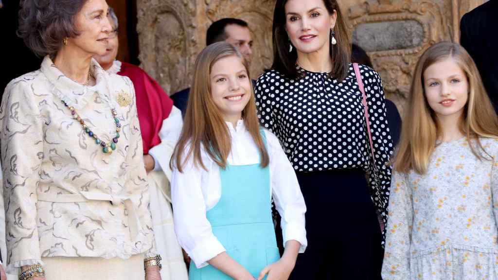 La reina emérita Sofía, la infanta Sofía, la reina Letizia y la princesa Leonor a las puertas de la catedral de Palma.