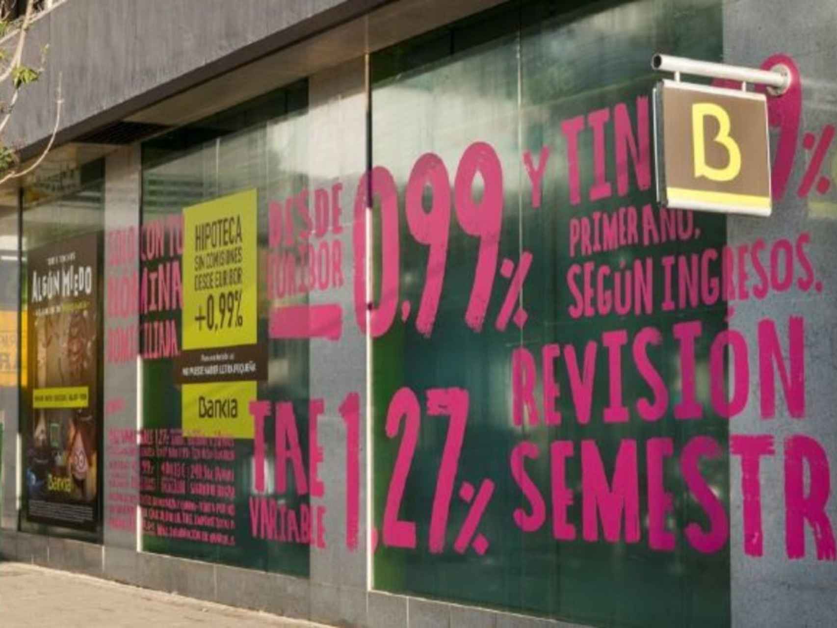 Sucursal de Bankia con publicidad de hipotecas.