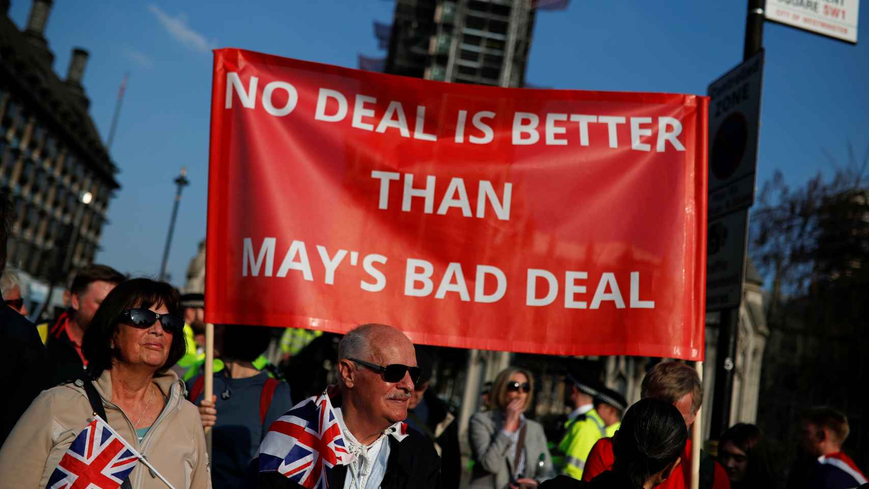 Manifestantes llevan un cartel en el que pone que un 'no acuerdo' es mejor que un mal acuerdo de Theresa May