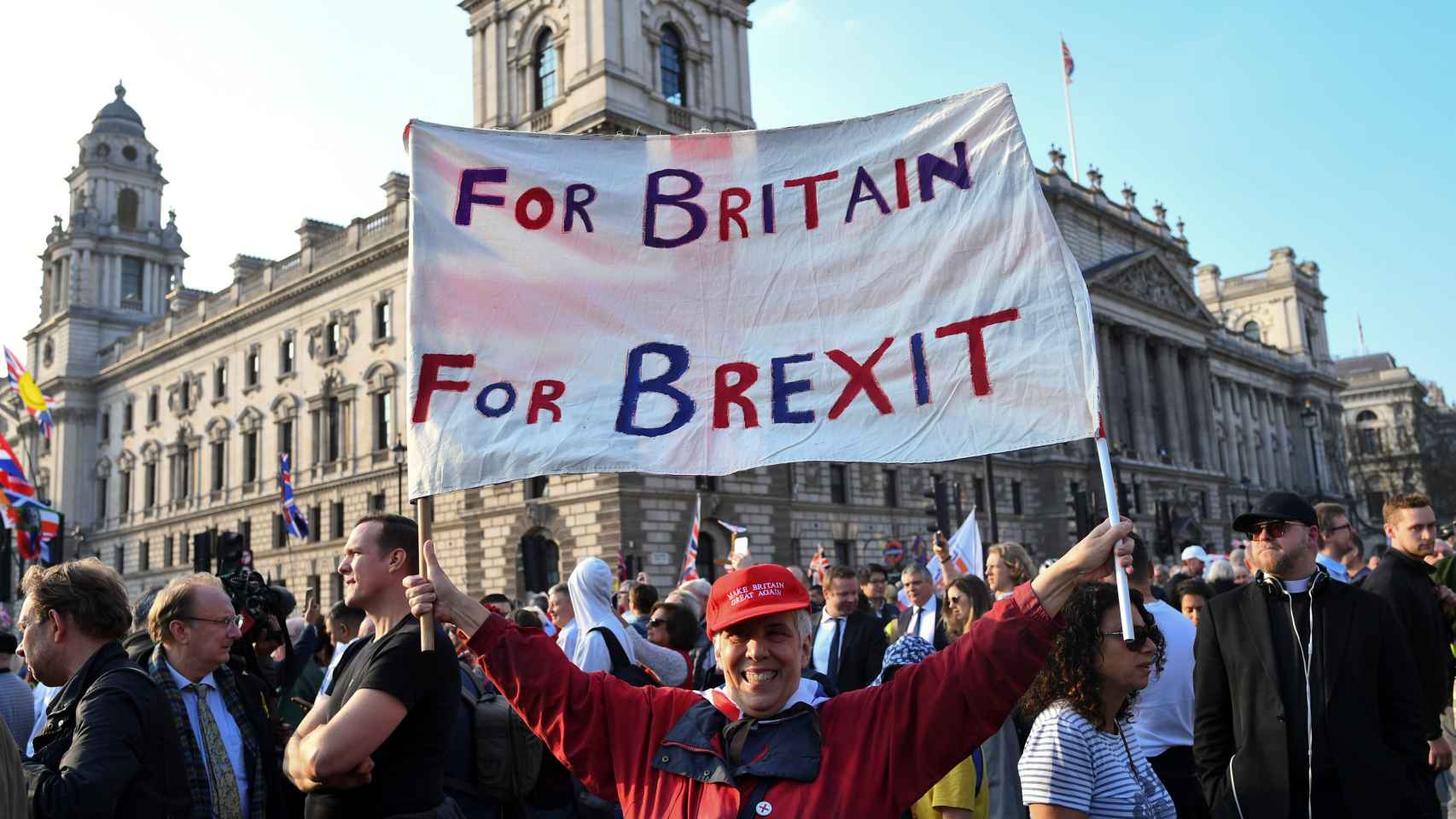 Una mujer a favor del 'brexit' lleva una pancarta que pone por qué está en la manifestación: Por Reino Unido. Por el 'brexit'.