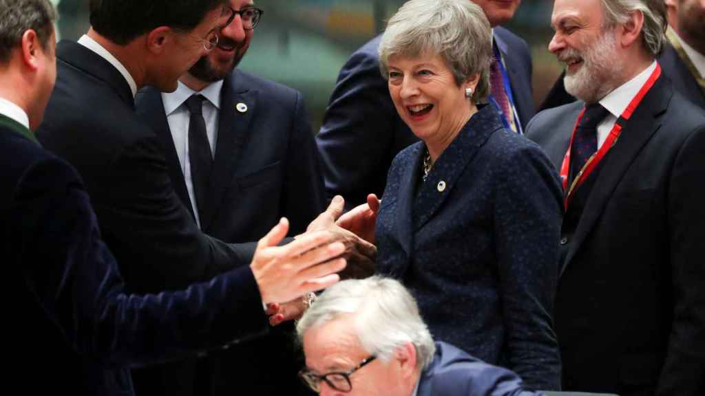 May conversa con otros líderes europeos durante la última cumbre