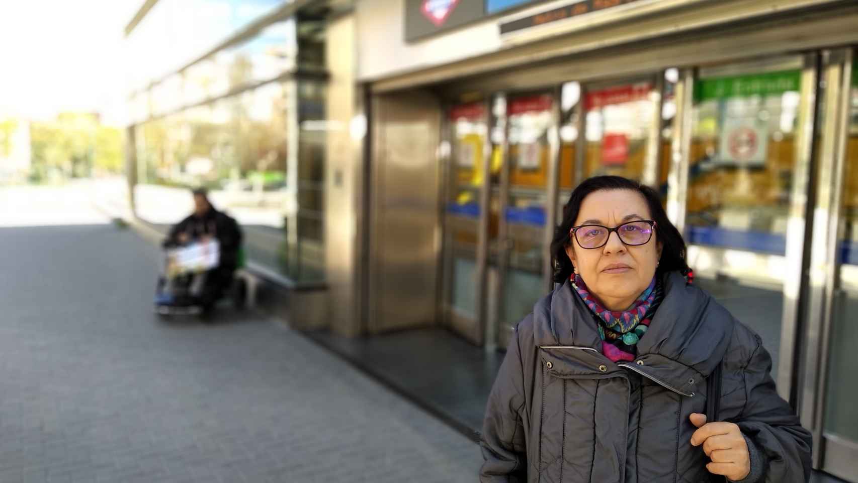 Eugenia, a la entrada del metro.