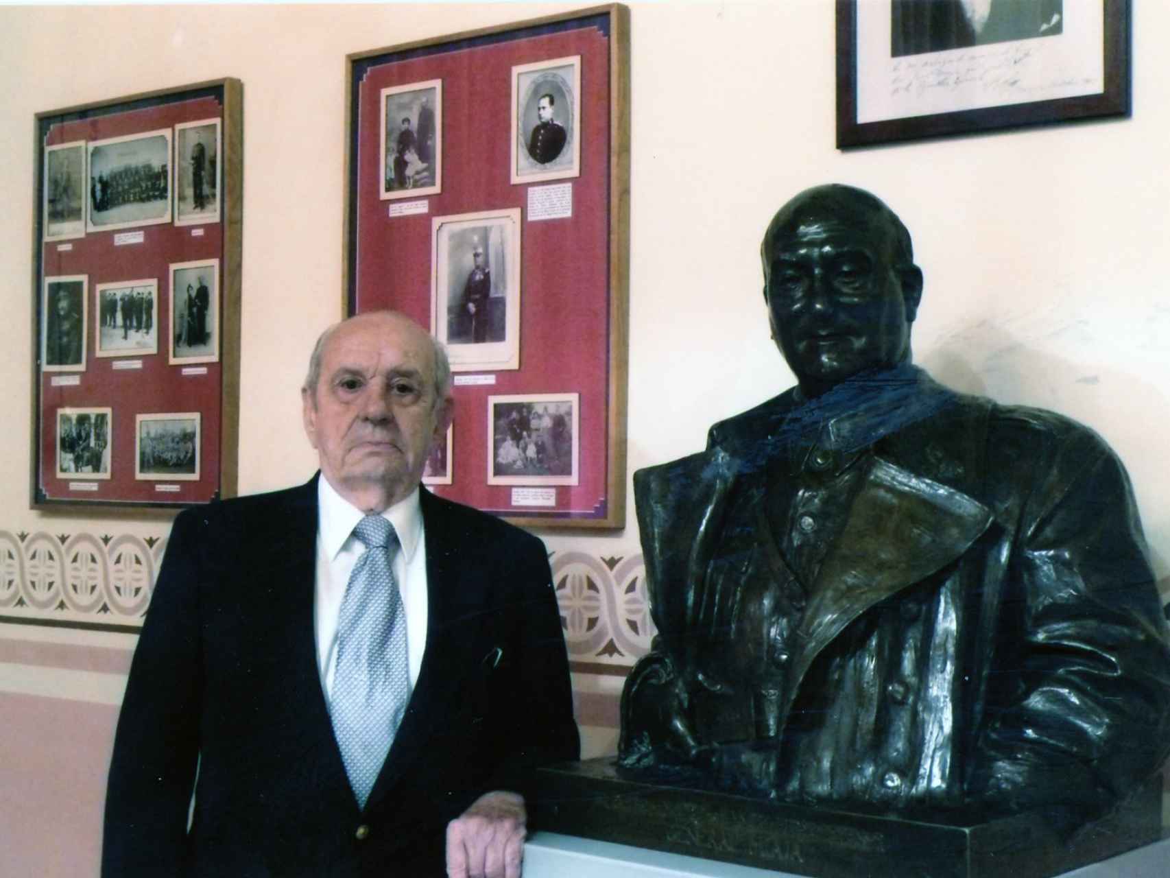 Rodríguez Miaja con un busto de su tío, el general.