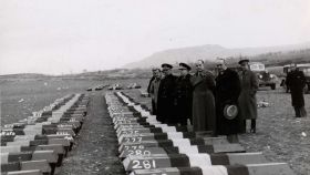 El general Varela y otros oficiales franquistas delante de los ataúdes de los fusilados en Torrejón de Ardoz, durante la matanza de Paracuellos.