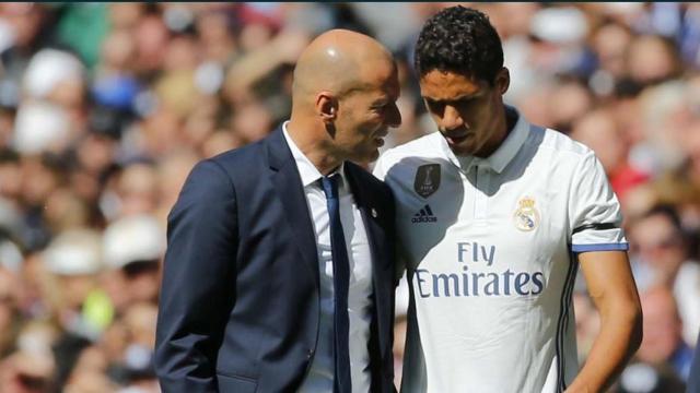 Zidane y Varane, en un partido del Real Madrid