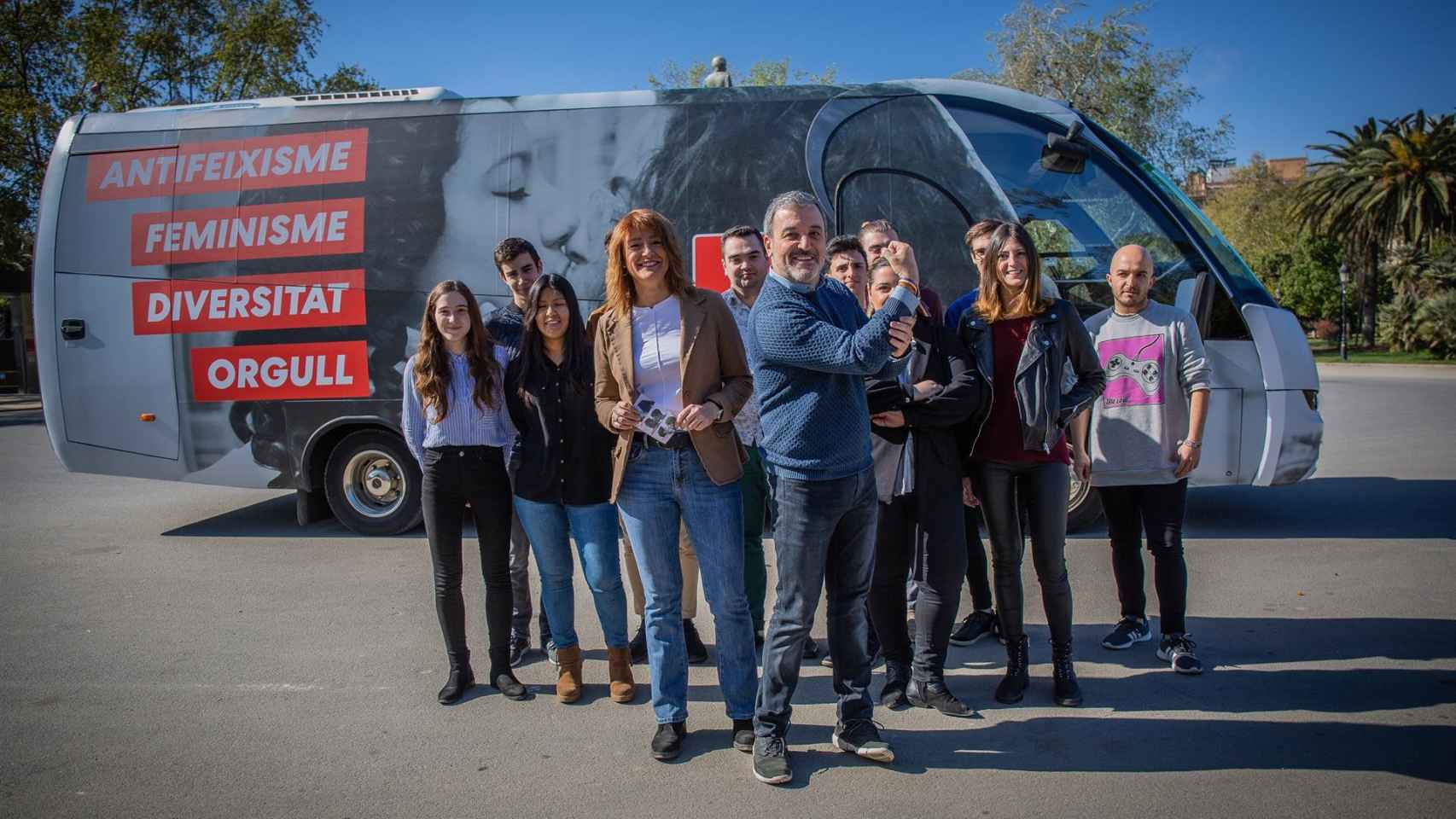 Jaume Collboni y otros líderes del PSC, junto al 'autobús del amor'.