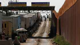 Camiones esperan una larga cola en el  control de aduanas de la frontera en Tijuana, México.