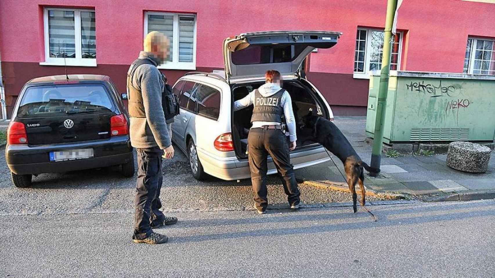 Dos policías buscan en un coche sospechoso, en Essen.
