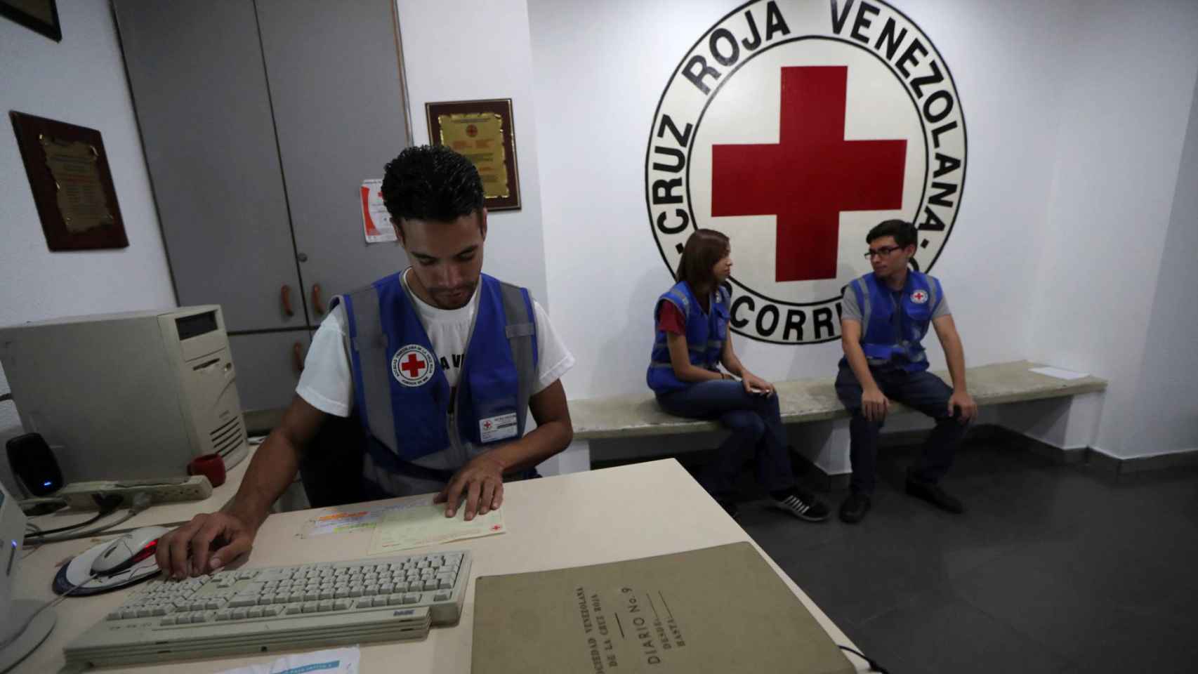 Empleados de la Cruz Roja de Venezuela, en una oficina de Caracas.