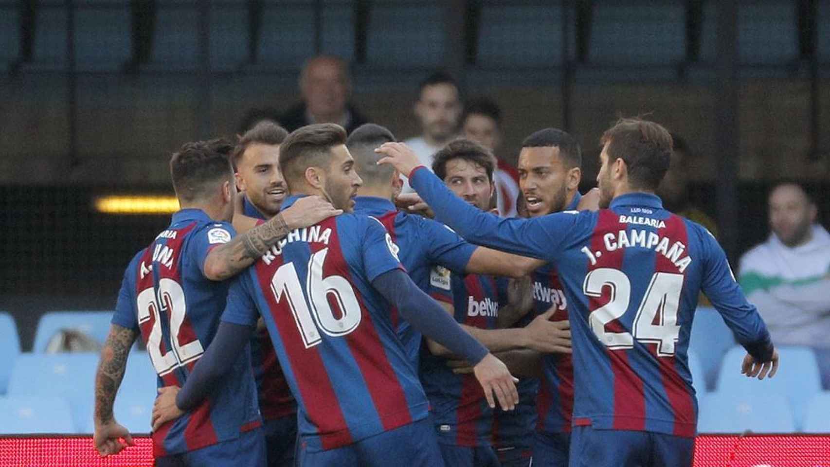Los jugadores del Levante celebran un gol ante el Eibar