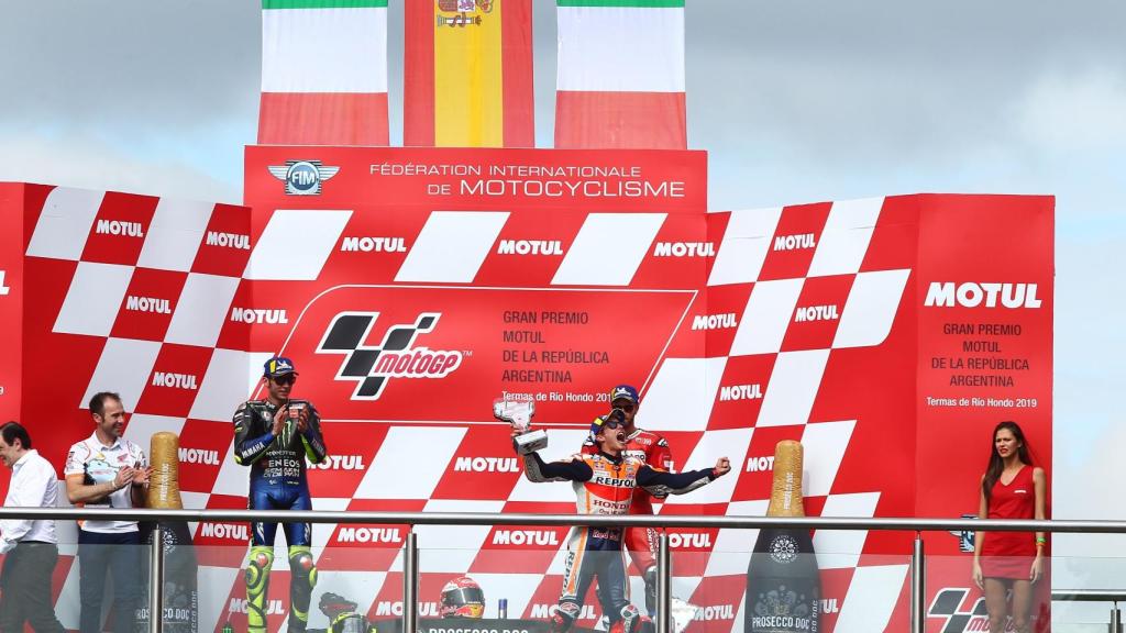 Márquez celebra en el podio su victoria en el Gran Premio de Argentina.