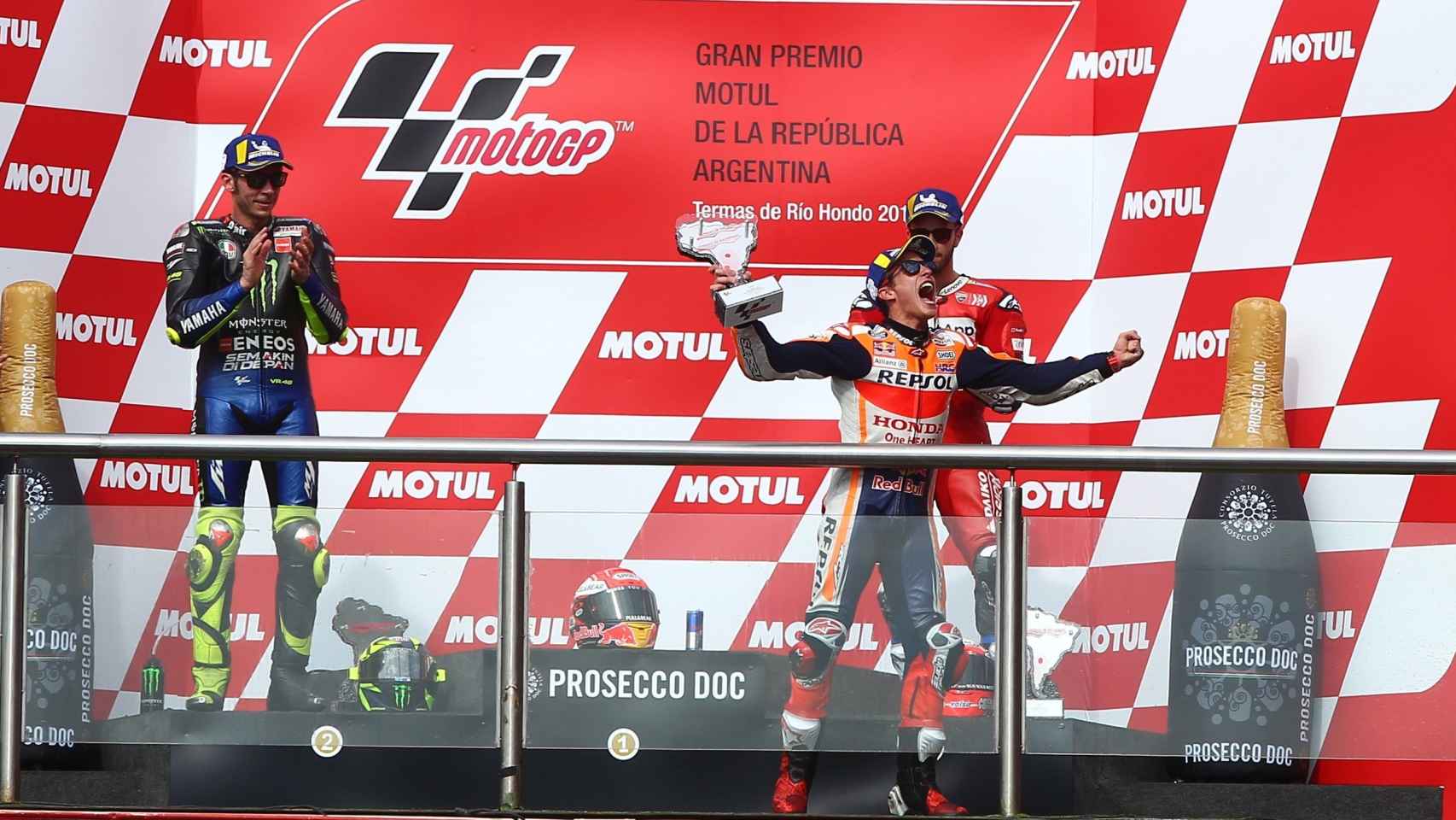 Márquez celebra en el podio su victoria en el Gran Premio de Argentina.