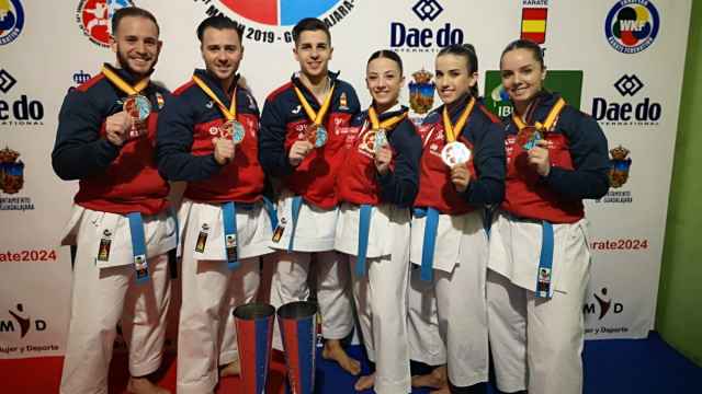 Los equipos masculino y femenino de katas españoles, con sus medallas de oro en el Europeo. Foto: Twitter (@COE_es)