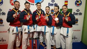 Los equipos masculino y femenino de katas españoles, con sus medallas de oro en el Europeo. Foto: Twitter (@COE_es)