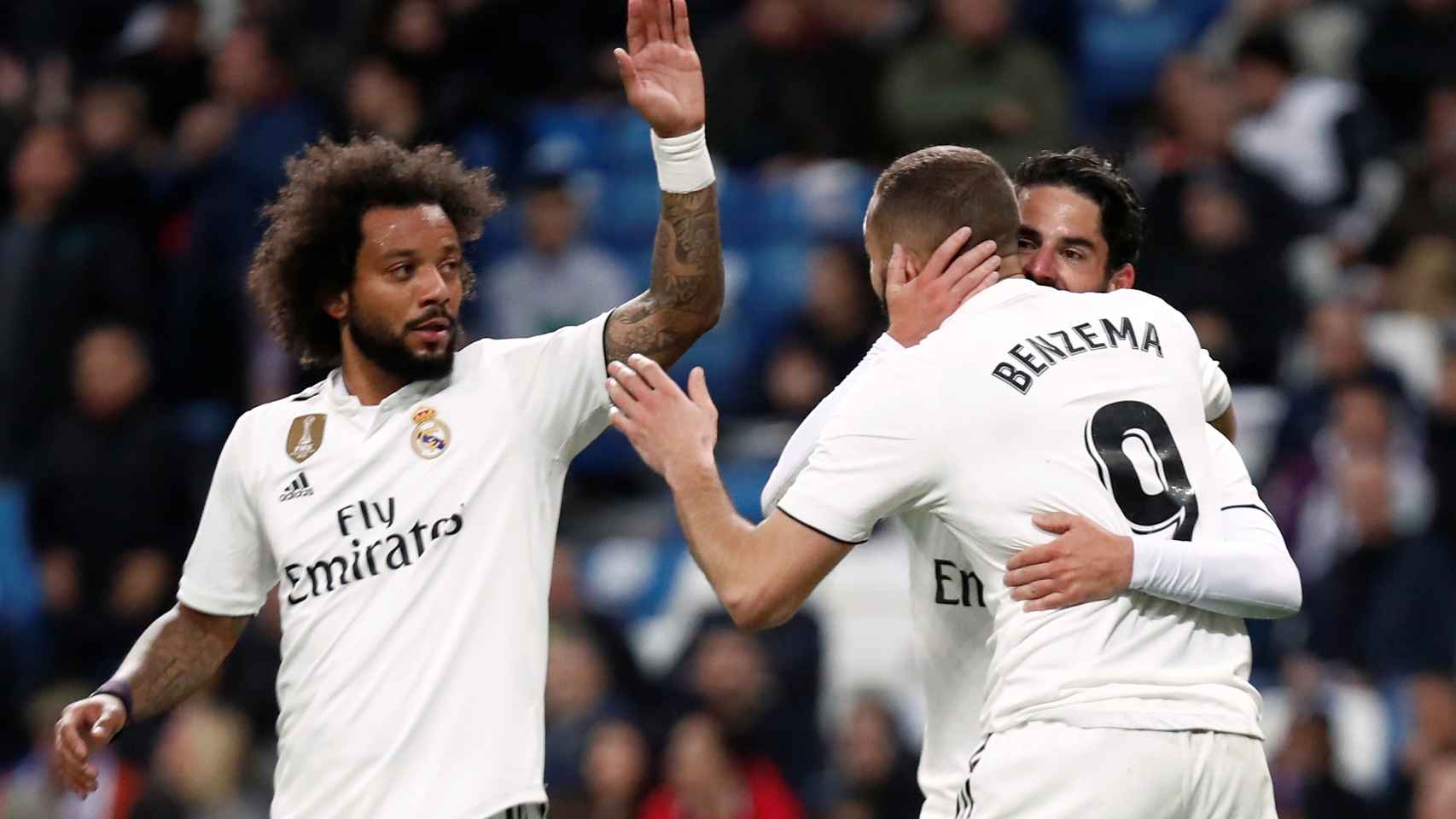 Marcelo y Benzema celebran con Isco su gol ante el Huesca