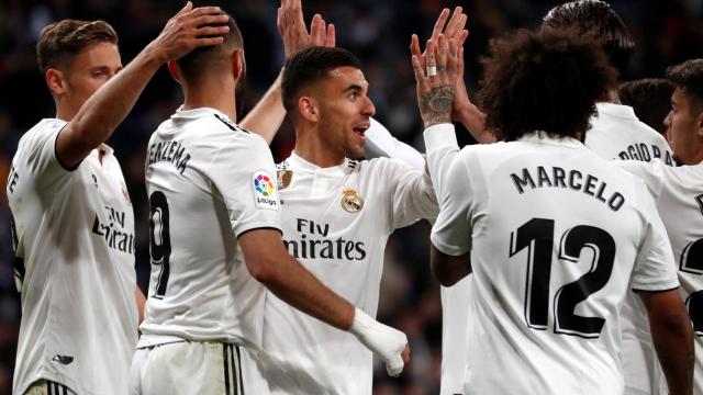 Ceballos celebra con sus compañeros su gol ante el Huesca