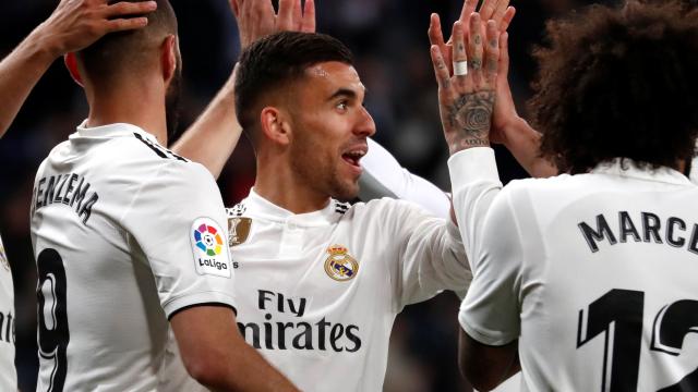 Ceballos celebra con sus compañeros su gol ante el Huesca