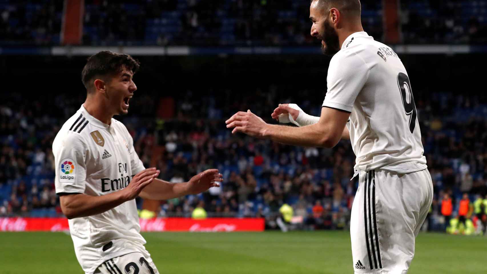 Brahim celebra con Benzema el gol de Ceballos al Huesca