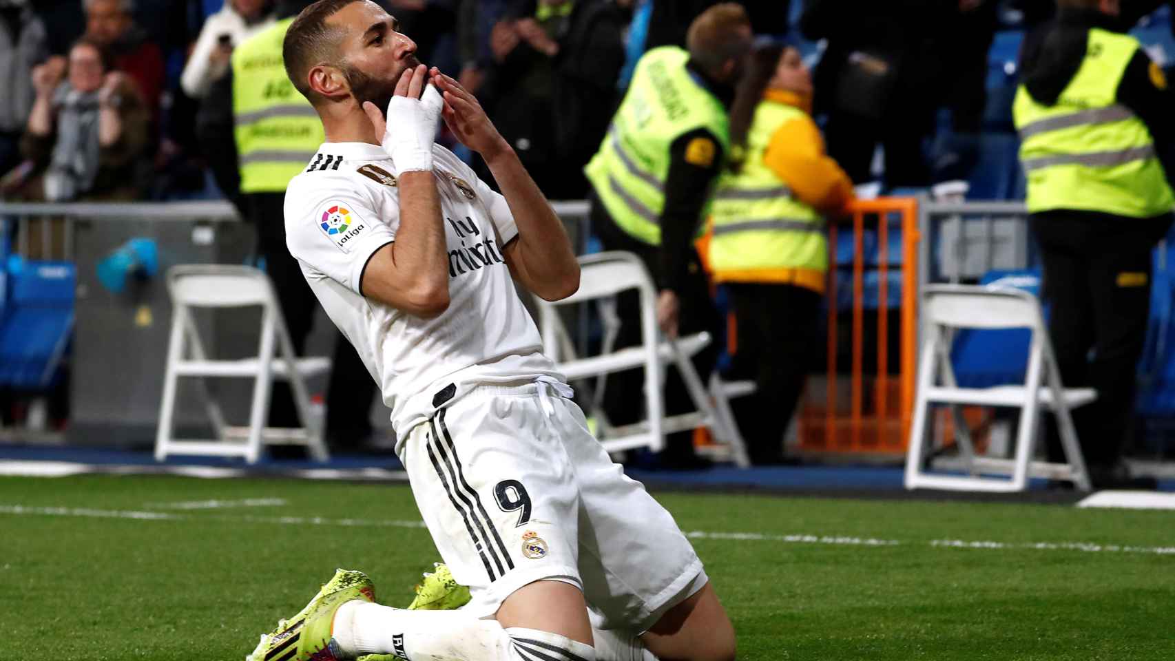 Karim Benzema celebra el gol de la victoria del Real Madrid ante el Huesca
