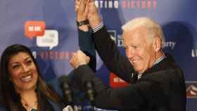 Lucy Flores y Joe Biden, en el acto electoral de 2014 donde se produjo el presunto acoso.