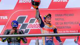 Márquez celebra la victoria con la sonrisa de Rossi por su segundo puesto