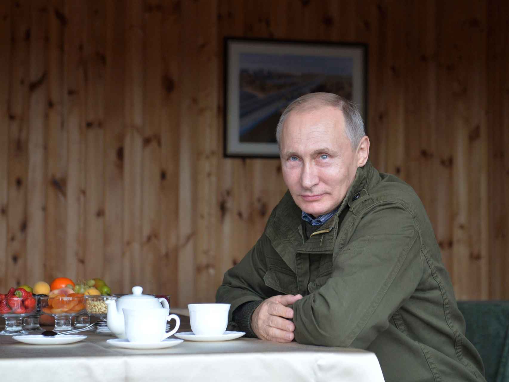 Vladimir Putin disfrutando de un té con temperaturas bajo cero.