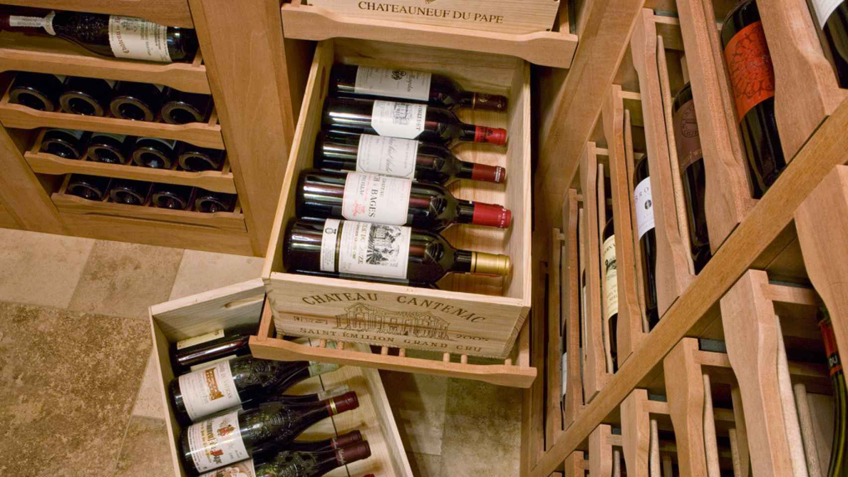 Las cajas de madera pueden servir para almacenar el vino.