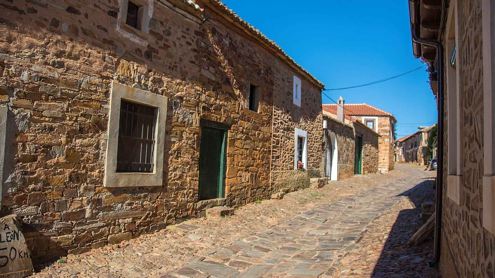 La calle de un pueblo de la España rural.