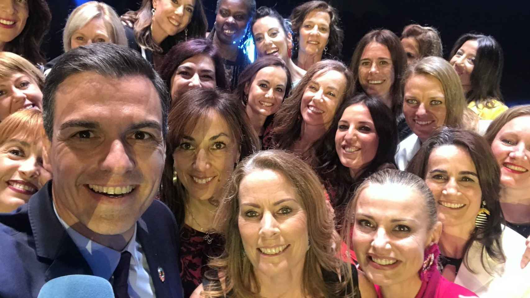 'Selfie' de Pedro Sánchez con las Grandes Damas del Deporte Español. Foto: Twitter (@periodistasAEPD)