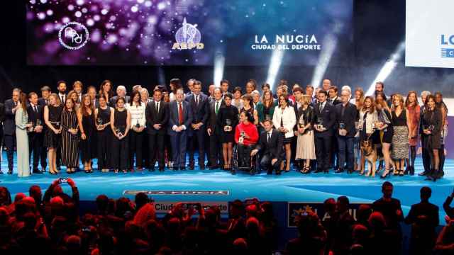El presidente del Gobierno, Pedro Sánchez, posa con los premiados en la Gala Nacional del Deporte organizada por la Asociación Española de la Prensa Deportiva