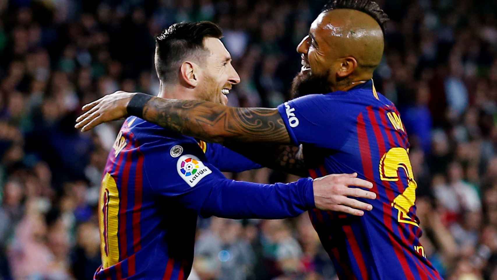 Messi y Arturo Vidal, en un partido del Barcelona