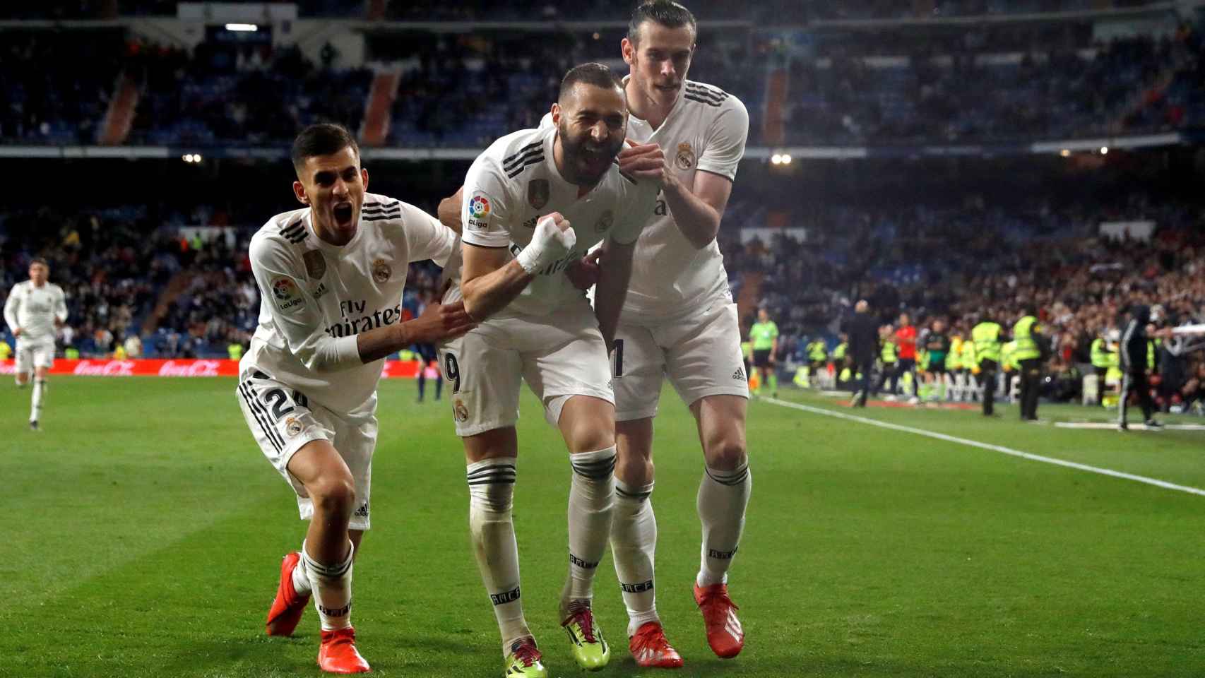 Karim Benzema celebra junto a Bale y Ceballos su gol al Huesca