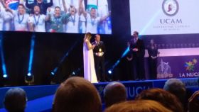 Emilio Butragueño recoge el premio de la Asociación Española de la Prensa Deportiva para el Real Madrid. Foto: Twitter (@periodistasAEPD)