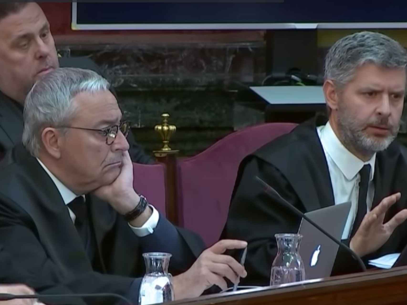 El abogado de Junqueras, a la derecha, interrogando al guardia civil./