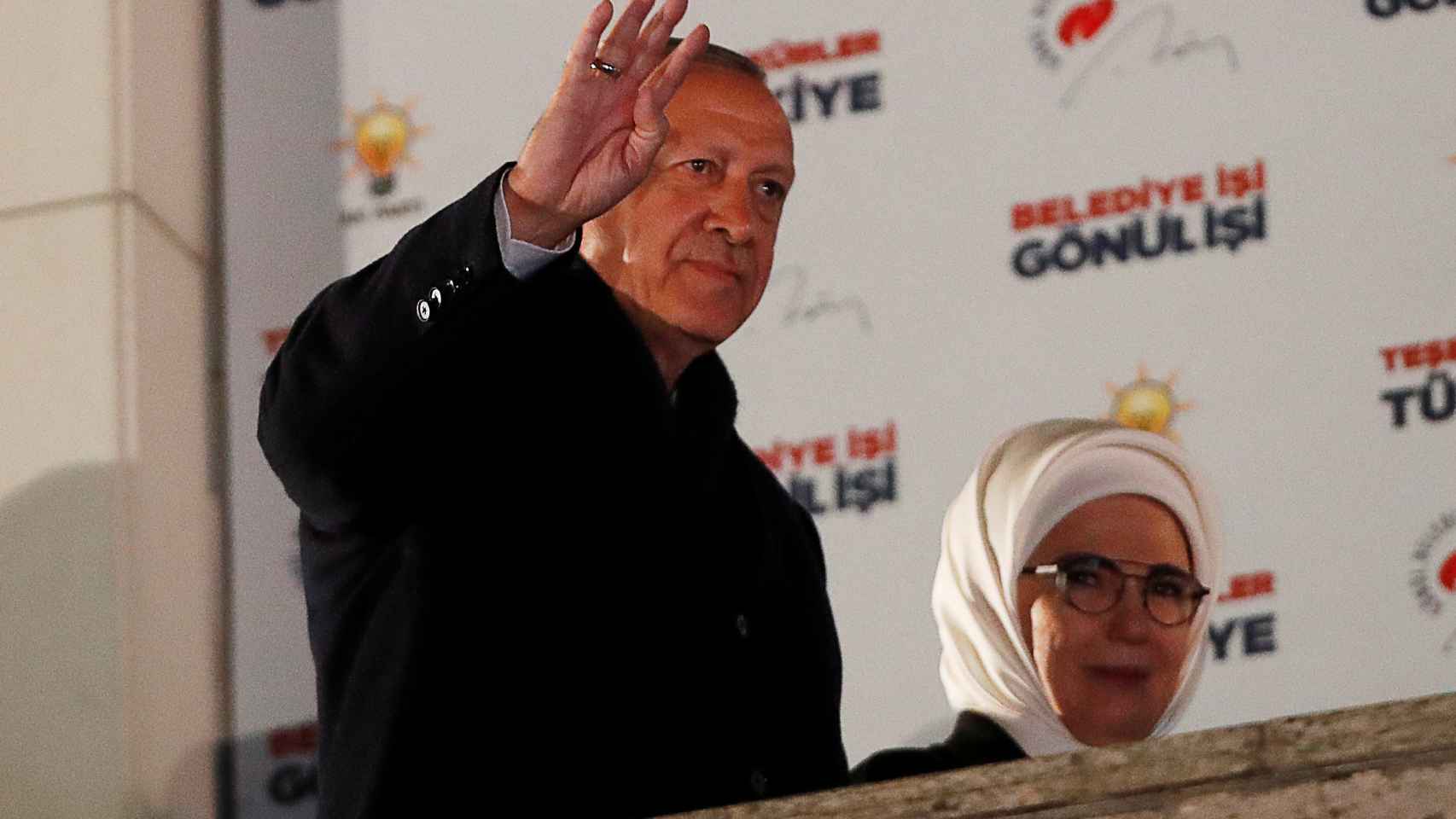 Erdogan junto a su mujer Emine en Ankara este domingo