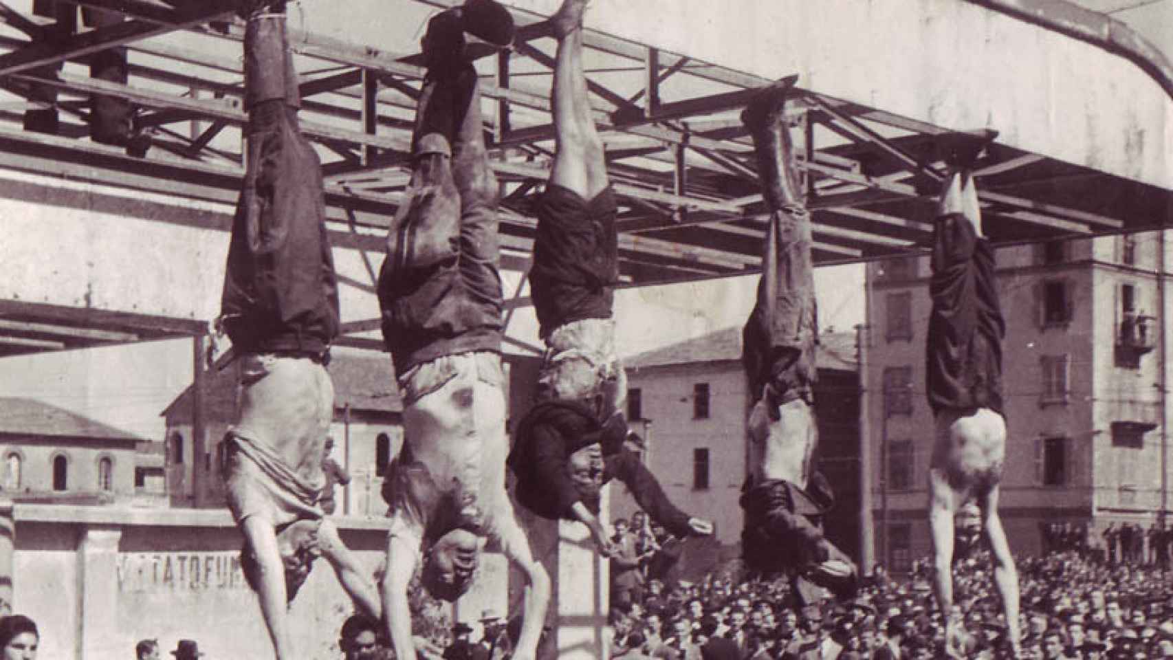 Los cuerpos de Bombacci, Mussolini, Clara Petacci, Pavolini y Starace tras ser ejecutados el 28 de abril de 1945.