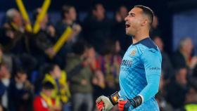 Sergio Asenjo celebra un gol en un Villarreal - Barcelona.