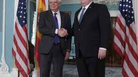 Borrell saluda a Pompeo antes de su reunión conjunta.