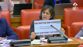 Beatriz Escudero, diputada del PP, presentando los decretos del Gobierno como cheques sin fondos.