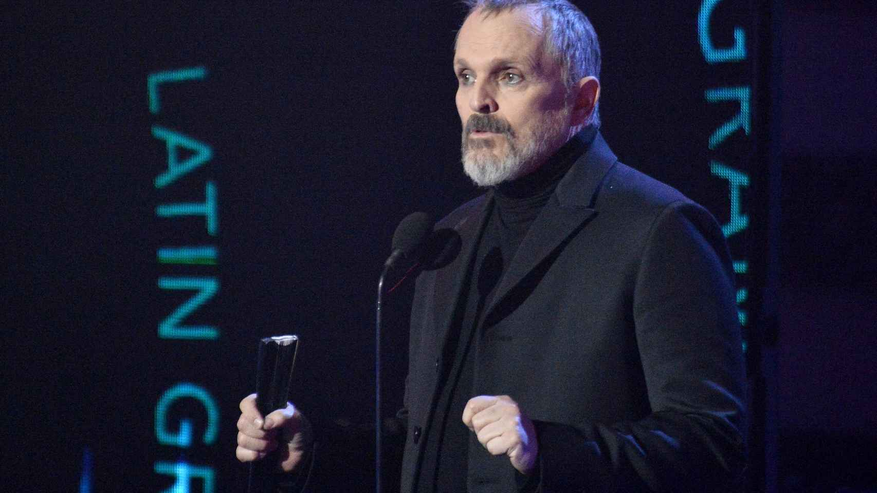 Miguel Bosé en los premios Latin Grammy de 2018 cuando preocupó su voz.