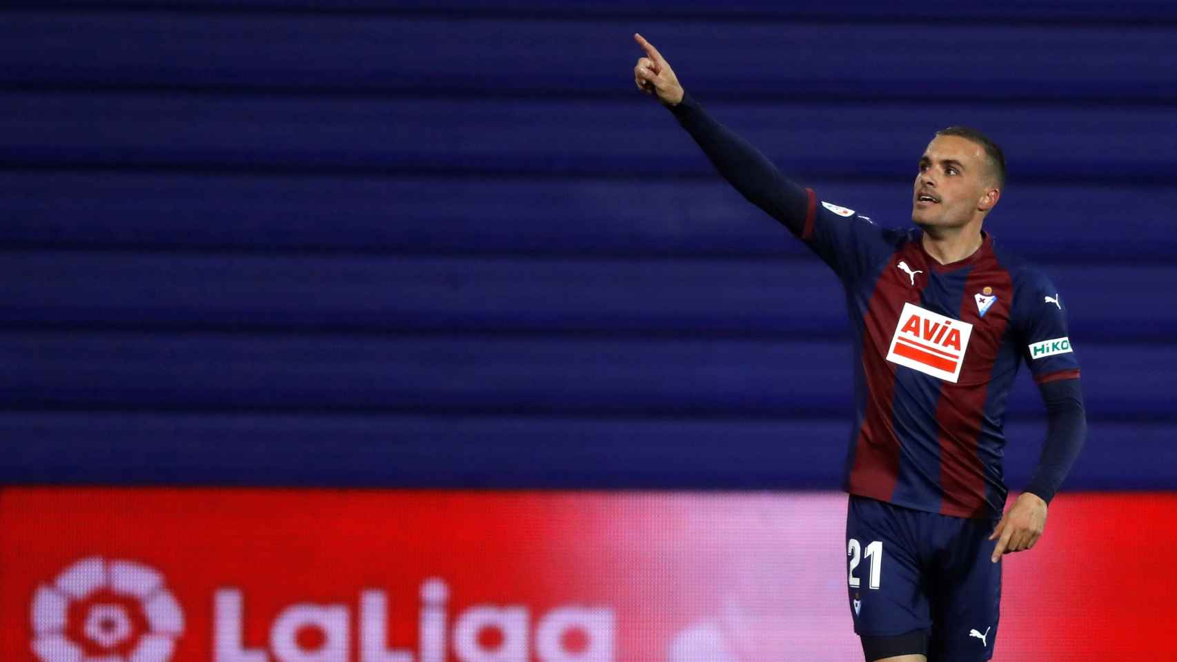 Pedro León celebra un gol con el Eibar