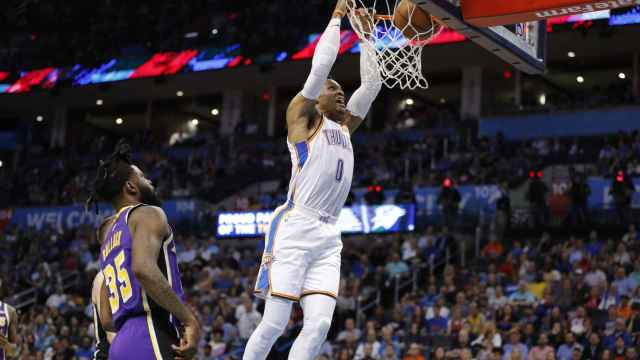 Westbrook realiza un mate contra los Lakers