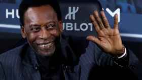 Pelé posa durante un acto de una marca suiza de relojes celebrado en París