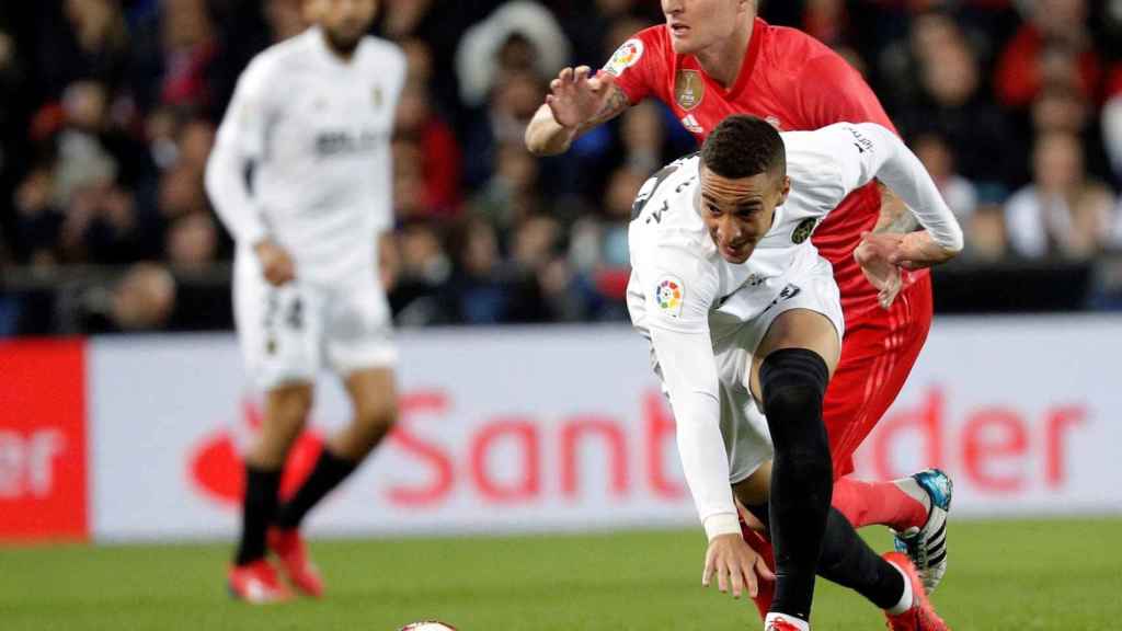 El delantero del Valencia Rodrigo Moreno pelea un balón con Toni Kroos