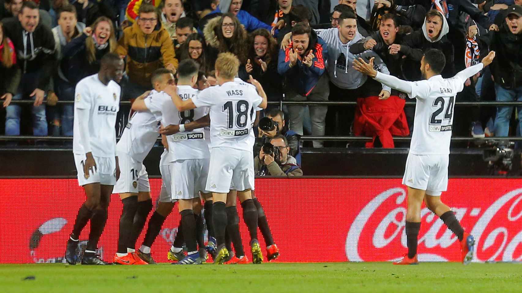 Los jugadores del Valencia celebran el gol de Guedes al Real Madrid